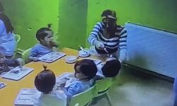 Küçük çocuklara "kreş kabusu": Görüntüler izleyenlerin kanını dondurdu!