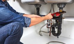 Ünlü teknik direktör tesisatçıyı dövdü