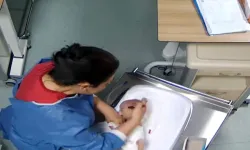 5 günlük bebeği yapmadığını bırakmayan cani hemşire hakkında tutuklama kararı!