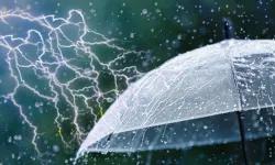 Antalya'da şiddetli fırtına kamyoneti devirdi