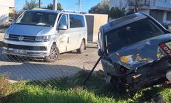 Antalya'da kaza: Otomobil ile minibüs çarpıştı