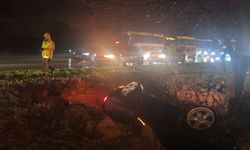 Antalya'da otomobil refüjdeki çukura düştü