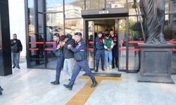 Alanya'da 'dur' ihtarına uymayıp polislerin üzerine sürdü