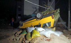 Manavgat'ı fırtına fena vurdu: evlerin çatıları uçtu; otomobil devrildi