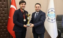 ALKÜ'nün şampiyonu kupasını aldı