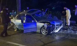 Kontrolden çıkan otomobil ağaca çarptı