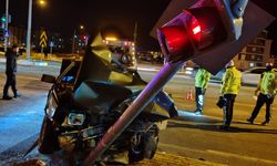 İki otomobil birbirine girdi