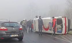 Bariyerlere çarpan ambulans devrildi