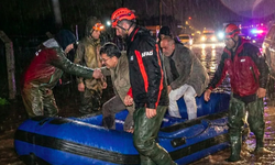 Antalya'da afet alarmı! Seralar ve araçlar sulara gömüldü