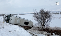 Yolcu minibüsü şarampole devrildi