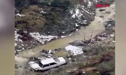 Karlı yolda kontrol çıkan araç dereye uçtu; sürücü son anda kurtuldu