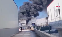 Konya'da fabrika yangını: Gökyüzünü kara bulutlar kapladı