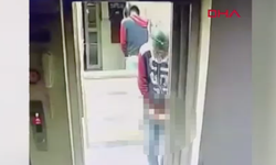 Kaskla apartmana girip idrarını yaptı