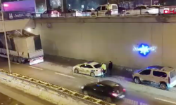 Hemzemin geçitte otomobile tren çarptı: Bir kişi hayatını kaybetti