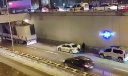 Beton blok taşıyan TIR alt geçitte sıkıştı