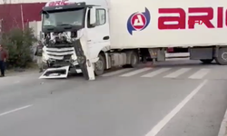 Kavşakta can pazarı: TIR çarpan minibüs devrildi