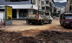 Alanya'da esnafın rögar isyanı: Önlem alınmadan asfalt dökülüyor