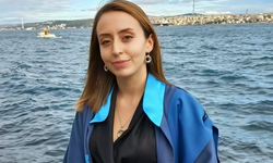 Fırtınada devrilen tabelanın altında kaldı: Yaşam mücadelesi veriyor