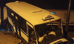 Korkunç kaza: Tren, hemzemin geçitte minibüse çarptı