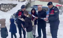 Öğrencilere karnelerini jandarma dağıttı