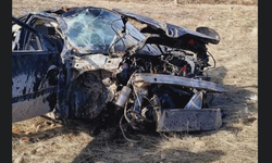 Kontrolden çıkıp şarampole devrilen otomobil oğlu ve anne babasını ayırdı