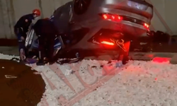 Alanya’da sağanak yağmur kazayı beraberinde getirdi: Otomobil takla attı