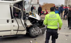 Antalya'da kaza: Anne ve kızı araçta sıkıştı