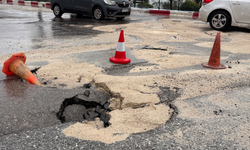 Antalya'yı şiddetli yağış fena vurdu: Yol çöktü