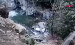 Kamyonet dere yatağına düştü