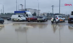 Sağanak yağış cadde ve sokakları göle çevirdi