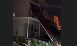 Şiddetli fırtına evlerin çatılarını uçurdu; ağaçları devirdi