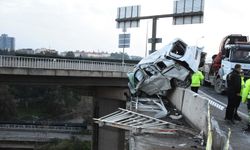 Freni boşalan TIR viyadükten düştü