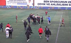 Maç sonrası saha karıştı: Taraftarlar ve oyuncular birbirine girdi