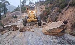 Alanya'da sağanak yolları felç etti!
