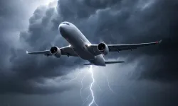 Fırtınaya kapılan yolcu uçağında büyük panik yaşandı! Pisti pas geçmek zorunda kaldı