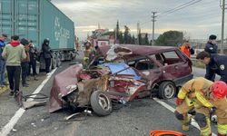 TIR ile çarpışan otomobil hurdaya döndü