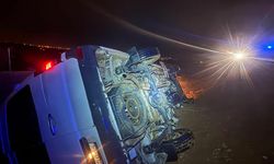 Servis minibüsü uçuruma yuvarlandı