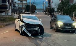 İki otomobil birbirine girdi