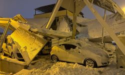 Şiddetli kar yağışı yüzünden çatılar çöktü; onlarca araç altında kaldı