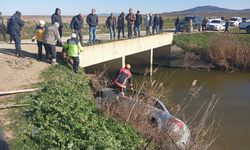 Otomobil su kanalına uçtu; sürücü can verdi