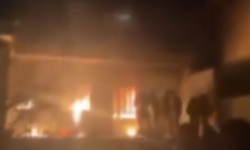 İran'da yönetime protesto: Hükümet binasını yağmalayıp polisi yaktılar!