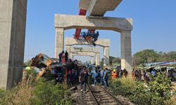 Korkunç olay: Vinç, trenin üzerine devrildi