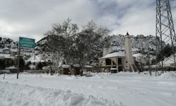 Alanya'da kar çarşıları doldurdu: Kış manzarasına hücum ettiler!