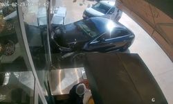 Kontrolden çıkan otomobil pastaneye girdi