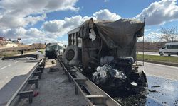 Yön tabelasına çarpan kamyonun kupası koptu