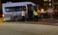 Servis minibüsü ile otomobil kavşakta çarpıştı: 9 yaralı