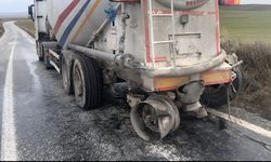 TIR, kayganlaşan yolda otomobili ezdi geçti