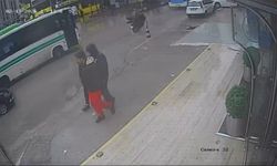 Devrilen motosiklet otobüsün altında kalmaktan son anda kurtuldu