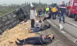 Son dakika - Antalya'da yolcu otobüsü devrildi