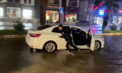 Sağanak fena vurdu; yollar kapandı